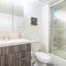 Bright 2BR Luxury Corner Suite with Optional Parking Sleeps 6 guests Near McCormick Place and Soldier Field