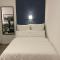 Guest room in former hotel, near train station, fully equipped kitchen with washer-dryer - هرث