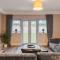 2BR Gem, Private Parking & Private Garden - 温莎