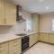 2BR Gem, Private Parking & Private Garden - 温莎