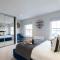 Elliot Oliver - Luxury Three Bedroom Town Centre Apartment With Parking