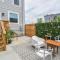 Beautiful Home w/ Rooftop Deck Within A 5 Mintue Walk To Johns Hopkins Hospital - Baltimore