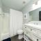 Minutes to Broadway Large 2B-2Ba family unit for up to 8 guests with Private Balcony and Optional private parking - Nashville