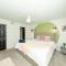 Minutes to Broadway Large 2B-2Ba family unit for up to 8 guests with Private Balcony and Optional private parking - Nashville