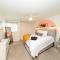 Minutes to Broadway Large 2B-2Ba family unit for up to 8 guests with Private Balcony and Optional private parking - Nashville