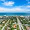 WALK to Hollywood Beach Spectacular 5BR and 5BA Villa - 好莱坞