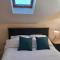 Roomy Penthouse 2 double bed apartment - Spacious - Central Beeston - Free secure parking -