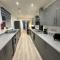 4 bedroom, sleeps 8 comfy home near to City Centre and Beaches!