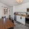 Peaceful, fun, & funky round home with pool table - Arden