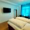 Helles Zimmer mit Kingsize-Bett