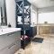 Fantastic Bright 4 Bedroom- Deck - Fireplaces