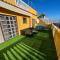 Große Terrasse mit Esstisch, Markise. Einfach