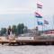Cabana incl boat, jacuzzi,subboarts on a quiet park with private parking