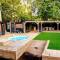 Bohemian included boat supboards and pool 5 minutes by boat from parking to the bohemien