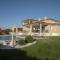 Villa Silvia for 10 people with infinity pool and large playground - Babići