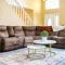 NEW Sunny Escape! Enjoy TV by your Private Pool Mins from Disney