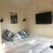 No 1 Hut Lane, a cosy Hut, heating, HOT TUB and a magnificent view for 2
