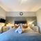 Interior Designed 4 bed House with stocked Bar & gym sleeps minimum 7 - Horsforth