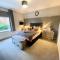 Interior Designed 4 bed House with stocked Bar & gym sleeps minimum 7 - Horsforth