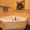 4BR/3Bth family cabin with a hot tub, sleeps 14