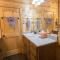 4BR/3Bth family cabin with a hot tub, sleeps 14