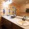 4BR/3Bth family cabin with a hot tub, sleeps 14