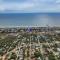Coastal 3BD Bungalow One Block from Scenic Walkway - أوك آيلاند