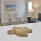 Coastal 3BD Bungalow One Block from Scenic Walkway - أوك آيلاند