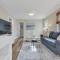 Coastal 3BD Bungalow One Block from Scenic Walkway - أوك آيلاند