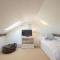 Large pretty holiday cottage by the sea sleeps 10
