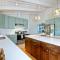 City Getaway, Hot Tub, Fire Pit, Game Room, BBQ, Hiking Trails, Vineyard Views, B-Ball