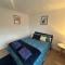 KB51 Charming 2 bed house in Horsham, pets very welcome and long stays with easy access to London, Brighton and Gatwick