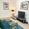 KB51 Charming 2 bed house in Horsham, pets very welcome and long stays with easy access to London, Brighton and Gatwick