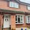 KB51 Charming 2 bed house in Horsham, pets very welcome and long stays with easy access to London, Brighton and Gatwick