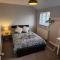 Modern 3 bedroom home in Guildford. Sleeps 8