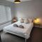 Modern 3 bedroom home in Guildford. Sleeps 8