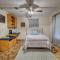 Rustic Flames & 4-Bedroom Comfort - 西门罗