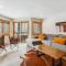 Two bedroom Condo with great views, location and sports center Highridge A4 - Киллингтон