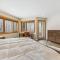 Two bedroom Condo with great views, location and sports center Highridge A4 - Киллингтон