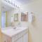 Houston Condo with Pool Access about 1 Mi to NRG Stadium