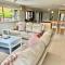Alkira - comfy home with pool