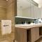 HiGuests - City Elegance 1BR in The Sterling by Omniyat - Dubaj