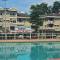Homestay MAHLIGAI VIEW near Masjid Shah Alam, UITM Shah Alam, I-City, stadium shah alam, SACC, PKNS, IDCC, MSU, 17 min kuala lumpur & klang, max 10 people, free food, snooker, pingpong, indoor games, swimming pool, fast wifi - Shah Alam