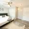 Stylish Cozy Townhouse with King Bed & Parking Near Arizona State University, Mill Avenue & Tempe Downtown