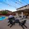 Large Groups House with Heated Pool & Hot Tub, Pet friendly - 圆石城