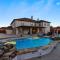Large Groups House with Heated Pool & Hot Tub, Pet friendly - 圆石城