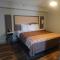 Mountain Vista Inn & Suites - Walking Distance to the Island