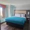 Mountain Vista Inn & Suites - Walking Distance to the Island