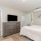 Bright Modern 4 Bdrm House Near Beach Pet Friendly