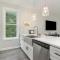 Bright Modern 4 Bdrm House Near Beach Pet Friendly